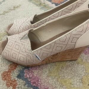 TOMS Stella open-toe cork wedge Ivory canvas sandals Size 8  Like New!!!